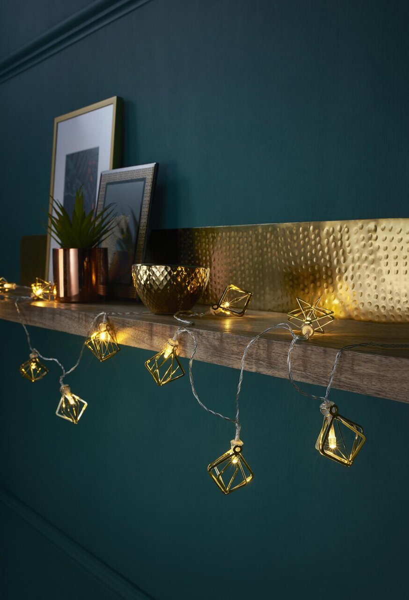 Light up any space with this elegant string of golden lights. They're battery operated so can be put anywhere. Where would you hang yours?
#HomeDecor #StringLights #Lanterns #Home #HomeStyle
wu.to/u44NZA