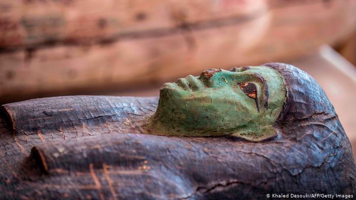 SomosVenvidrio's tweet photo. #40ct Egipto exhibe 59 sarcófagos enterrados hace más de 2.600 años ▶️https://t.co/wCf316mrhq https://t.co/KWgPl7GbwI
