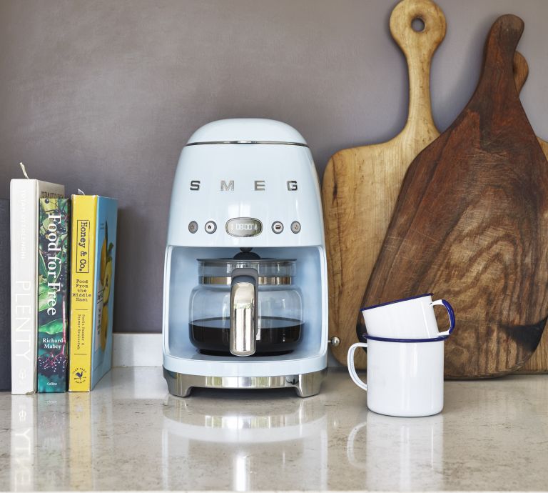 Dont forget this weekend we're giving away a prize for you &amp; a friend

For the chance to #WIN this SMEG coffee machine ☕ Follow our account, &amp; tag a friend, your friends could win a £20 Amazon gift-card!

Comment letting us know which celebrity you'd invite round for a cuppa!