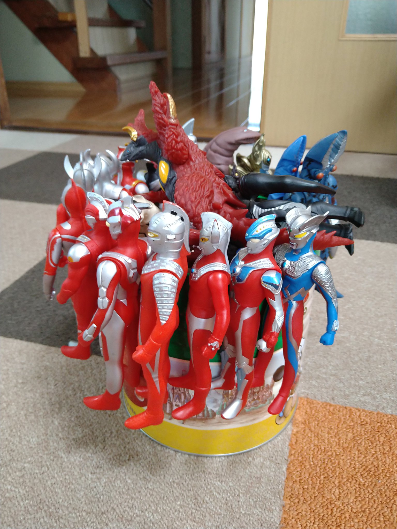 31ちゃん 6月にウルトラマンデビューし ソフビが増える一方 息子が謎の収納 方法してるけど そろそろ限界 バトルボックスを買うべきか みんなどうやって収納してるのだろう ウルトラマンz ウルトラ怪獣 ソフビ 31ちゃん 6月にウルトラマンデビューし ソフビが増える一方 息子が謎の収納 方法してるけど そろそろ限界 バトルボックスを買うべきか みんなどうやって収納してるのだろう ウルトラマンz ウルトラ怪獣 ソフビ