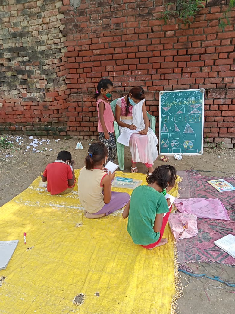 Shivamstalent's tweet photo. #EducationCannotWait so the volunteers and teachers are knocking this pandemic by their efforts and dedication. Really! Teachers are the real torchbearers.
@RajeevK56723586 @school_sarkari @EduMinOfIndia @shikshansamvad
#SikraraModel
#Swades2 https://t.co/kqWjFMvtlV