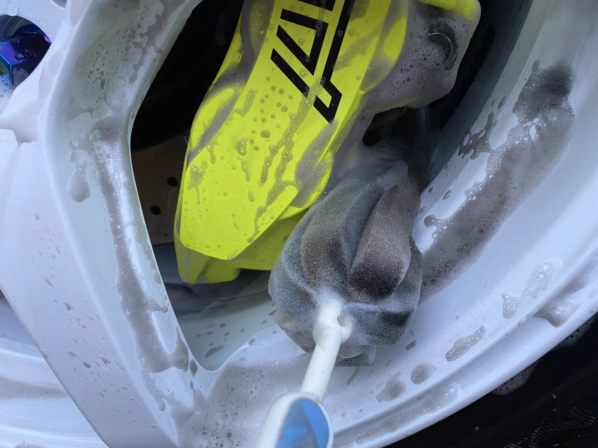 ダイソーの水筒用スポンジが洗車に使えて強い！ブレーキキャリパーの間も洗える！