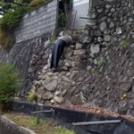 穴におっちゃんが!？よく見たら排水が飛び散らないようにする布だったw