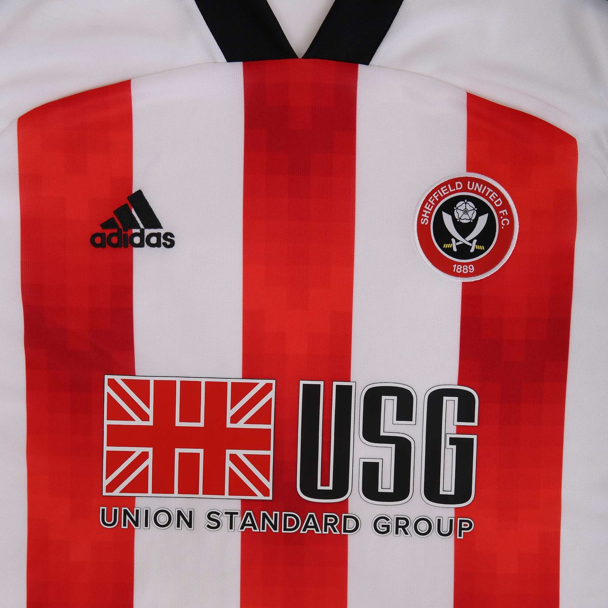 Three colours on the badge, same three colours on the shirt and the sponsor
