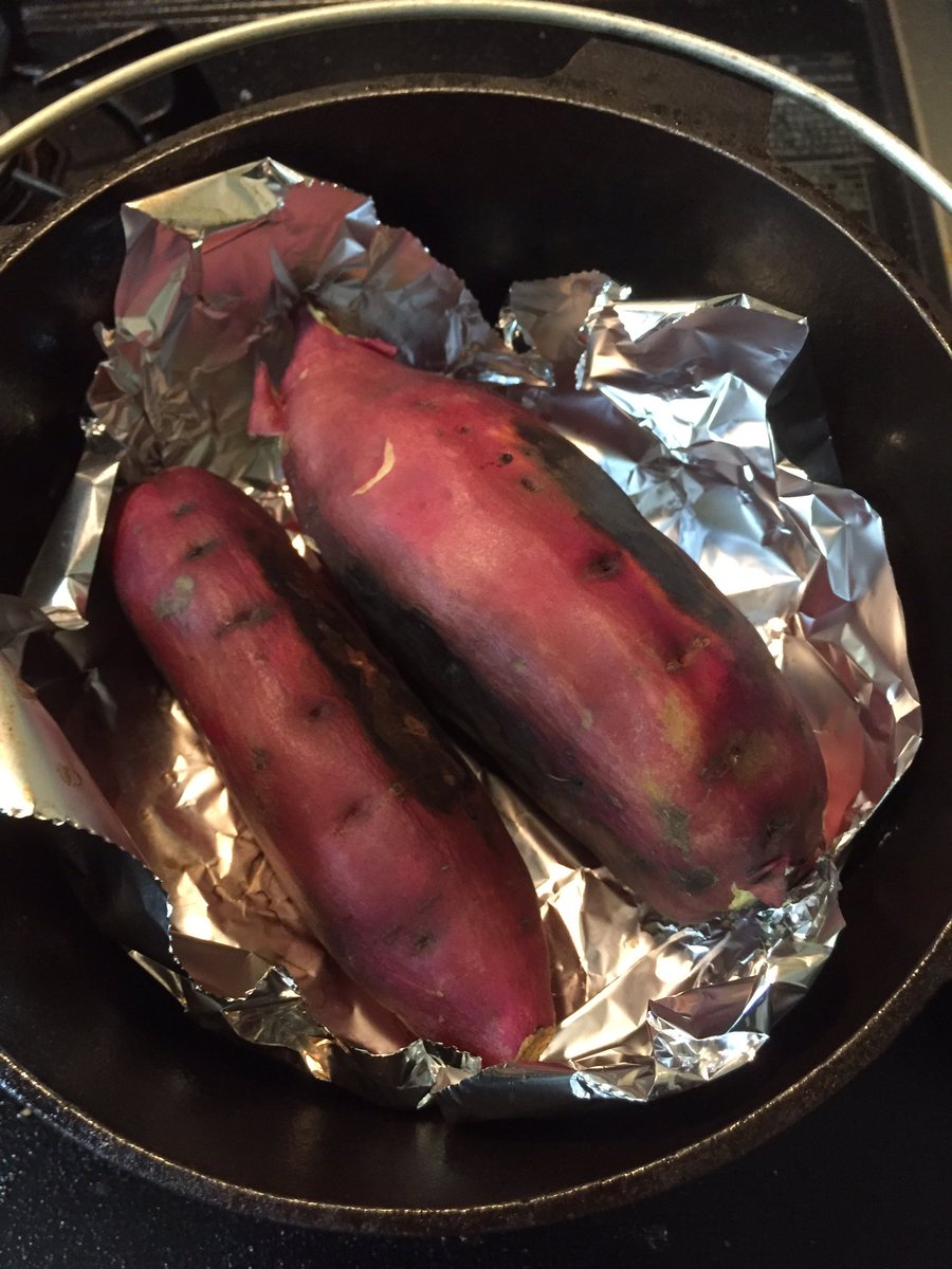 しいたけ On Twitter ダッチオーブンで焼き芋 ニトリのダッチオーブンは サイズが小さく値段も手頃 今日は自宅で作ったけれど 次はカブに乗せて 日帰りキャンプで料理したいです ニトリ ダッチオーブン キャンプ飯