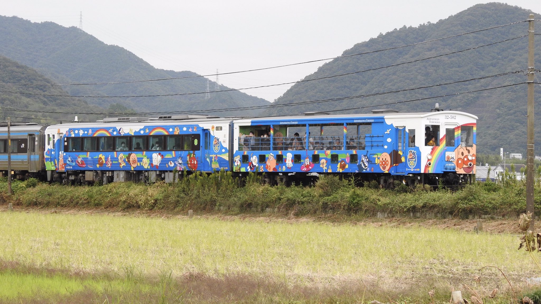 徳島で遊ぶ Jr四国 アンパンマン列車周年記念事業 アンパンマントロッコ四国一周号 が 年10月4日 徳島県徳島市 徳島駅 から 高徳線 鳴門線 徳島県鳴門市 鳴門駅 まで やって来るのを見に行って来ました 鳴門線 に 特急列車 や トロッコ列車 が