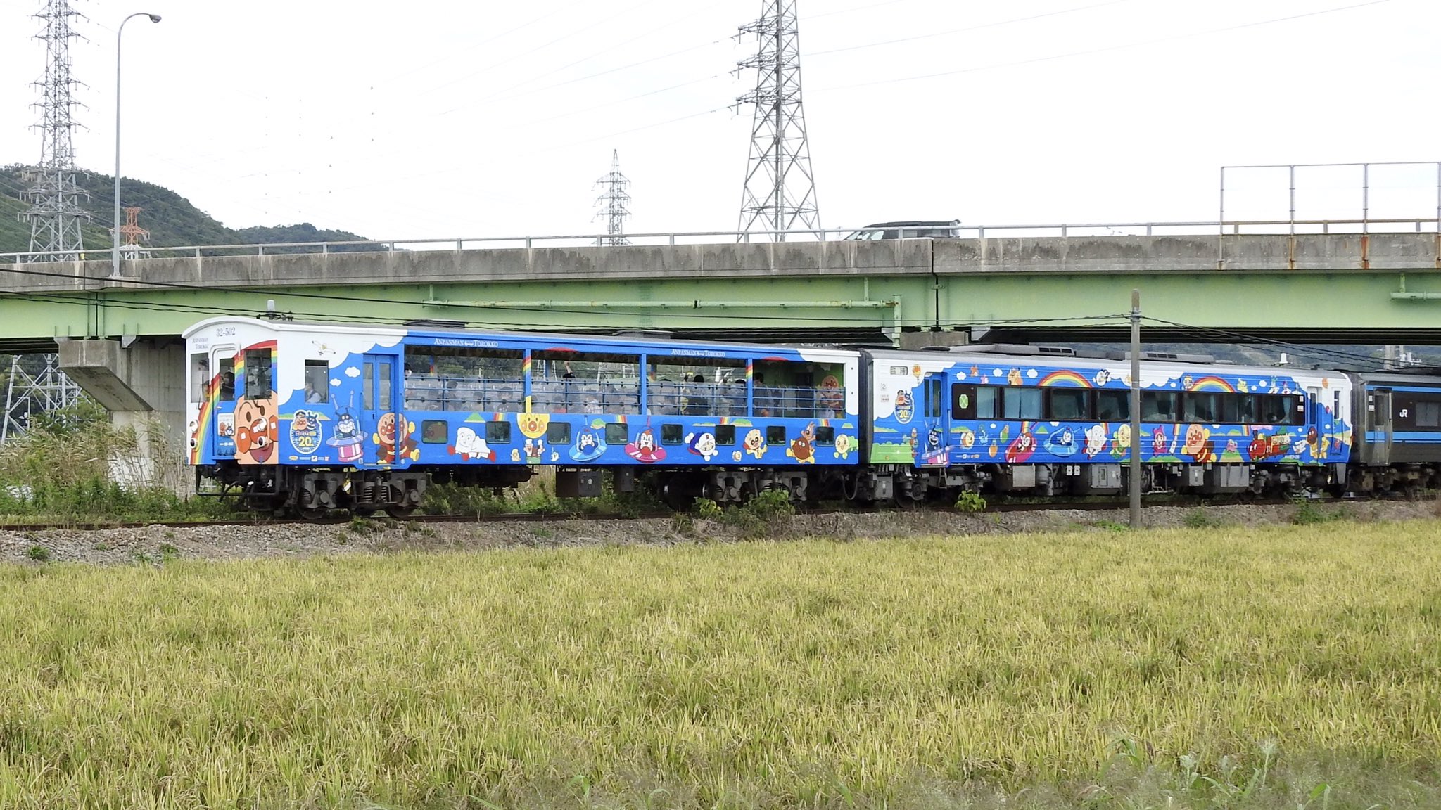 徳島で遊ぶ Jr四国 アンパンマン列車周年記念事業 アンパンマントロッコ四国一周号 が 年10月4日 徳島県徳島市 徳島駅 から 高徳線 鳴門線 徳島県鳴門市 鳴門駅 まで やって来るのを見に行って来ました 鳴門線 に 特急列車 や トロッコ列車 が