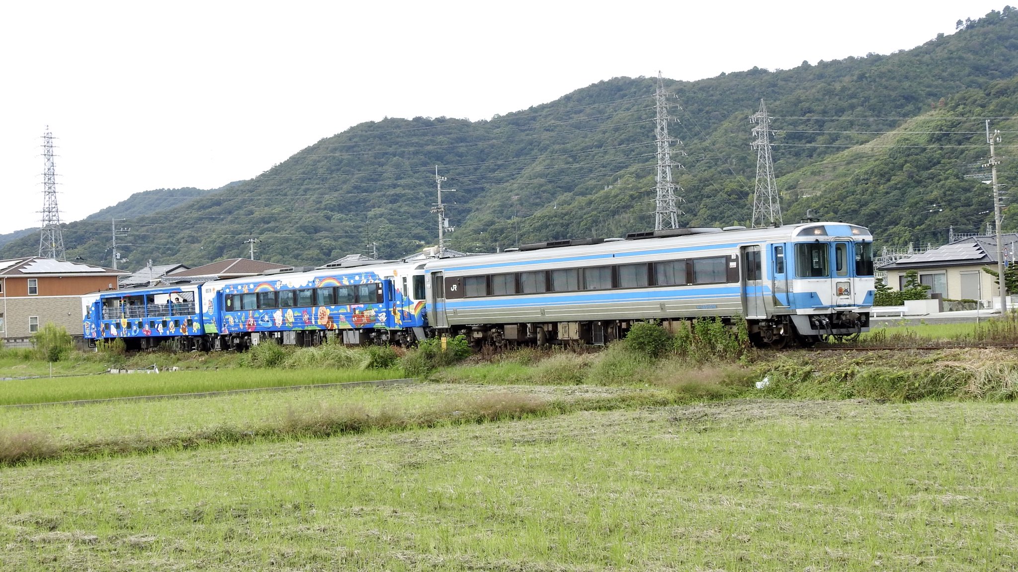 徳島で遊ぶ Jr四国 アンパンマン列車周年記念事業 アンパンマントロッコ四国一周号 が 年10月4日 徳島県徳島市 徳島駅 から 高徳線 鳴門線 徳島県鳴門市 鳴門駅 まで やって来るのを見に行って来ました 鳴門線 に 特急列車 や トロッコ列車 が