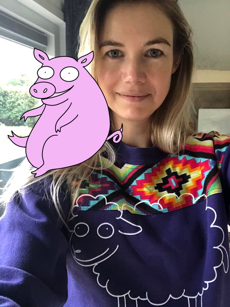 Vroeger wilde ik een minivarken als huisdier. Nog steeds snap ik niet dat we het ene dier een designer-regenjas aantrekken en het andere gedachteloos opeten. Fijne Eetgeendierendag allemaal &amp; extra liefs aan alle varkens in NL! <a href="/WakkerDier/">Wakker Dier</a> #eetgeendierendag