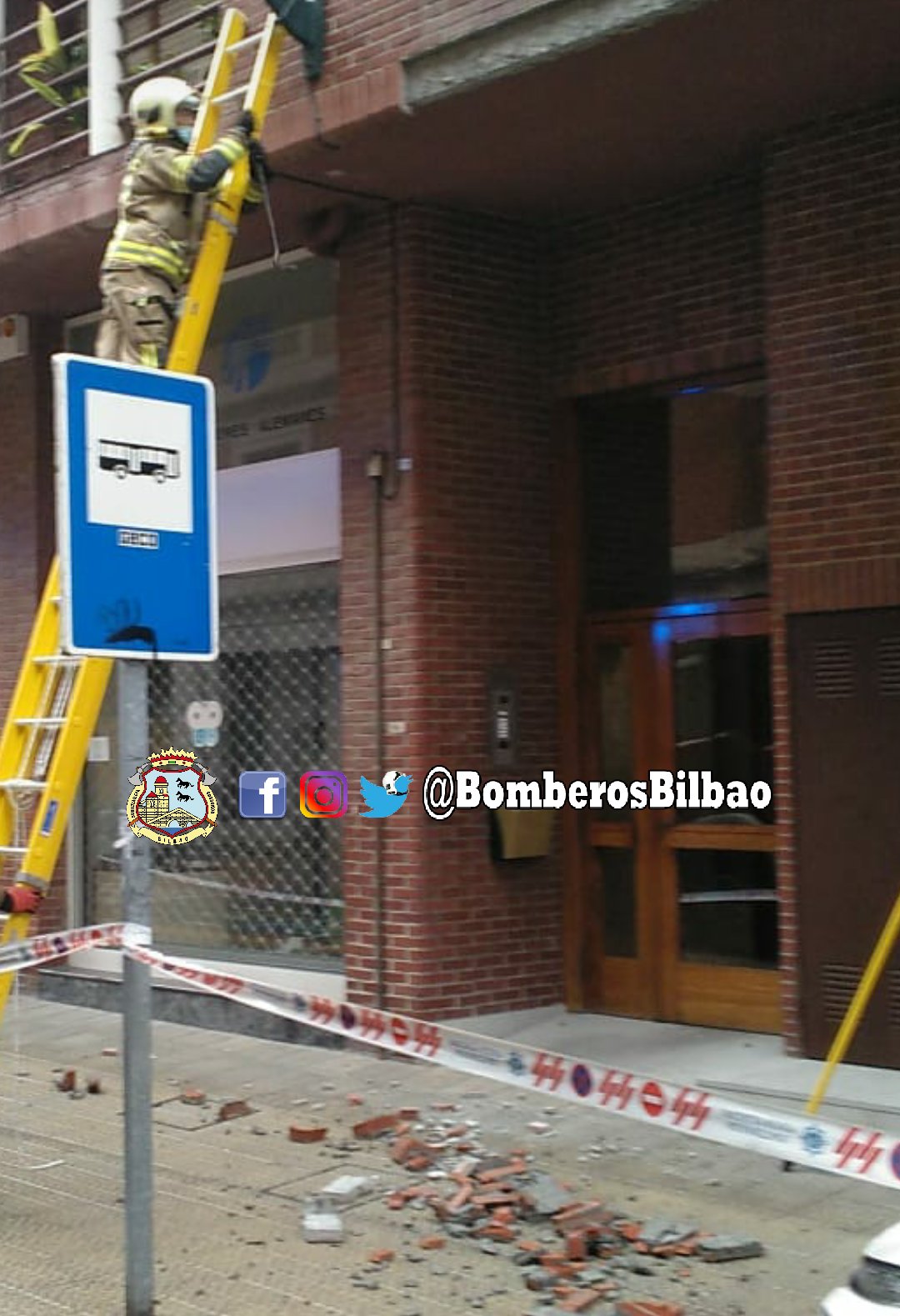 (1) A.D.C.Bomberos Bilbao en Twitter: "Intervención para revisión/saneamiento de fachada por caída de cascotes. C/ Tristán de Leguizamón. Dotación del Parque de #Miribilla #suhiltzaileak #Bilbao #bomberos 🚨🚒 https://t.co/vKB18QbVeF" / Twitter