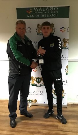HengroveAFC's tweet image. The @MalagoInsurance man of the match in yesterday's 0-2 defeat to @WincantontownFC was Jackson Brown.

He received his MOM bottle of bubbly from club chairman Mike Greatbanks after the game. 

Our thanks as always to Mathew Rowles from Malago for his sponsorship! 

#lovethegrove