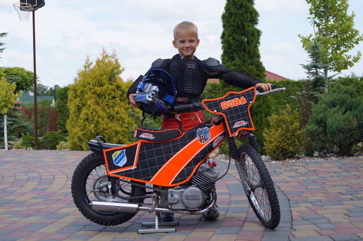 A trzeba było trzymać w garażu 1 motocykl (bez oszyć 😜), na którym <a href="/zmarzlik95/">Bartosz Zmarzlik #95</a> zaczynał i traktować go jak relikwie 🤘 hej kibice #stalgorzów i okolic, ten sprzęt wrócił w wasze strony📣 Szukajcie.….📣   BTW Sorki Borys musiałem 😚 #muzeum #żużel #człowieklegenda