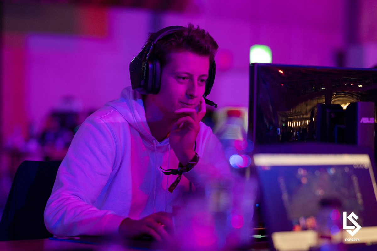 [#LeagueOfLegends]

Déterminés &amp; ambitieux, nos joueurs sont venus à Berne dans l'unique but de remporter la <a href="/switzerlanCH/">SwitzerLAN</a>

IL EST L'HEURE DE PASSER À L'ACTION❗

🏆 Finale League of Legends
🆚 Swiss Ghosts Spectre
🔴 LIVE
📺 Twitch.tv/switzerlantv

#AllezLausanne #OneClickAhead