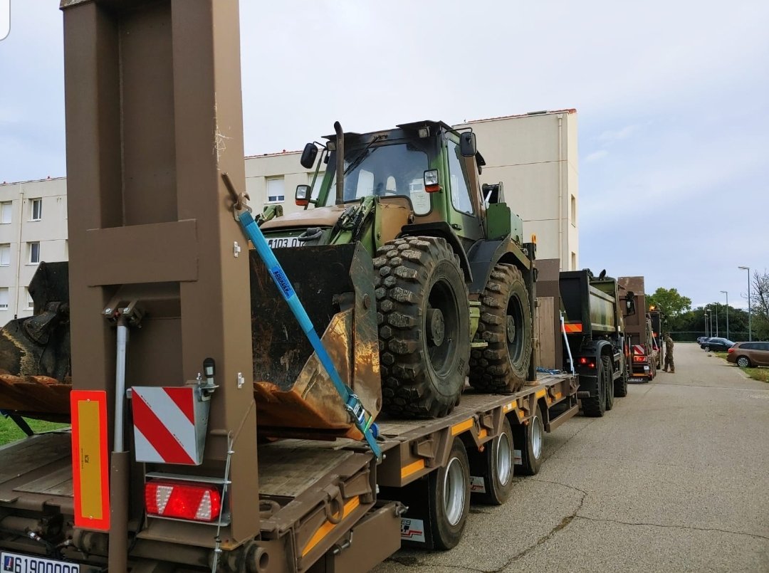 LegionEtrangere's tweet photo. Acheminement de matériels lourds vers les zones coupées de tout. Les légionnaires seront aussi chargés de la récupération de personnes bloquées et du transport de fret au profit de la population (eau et vivres).
#Alex #Solidarité #resilience https://t.co/81BlV4uXo0