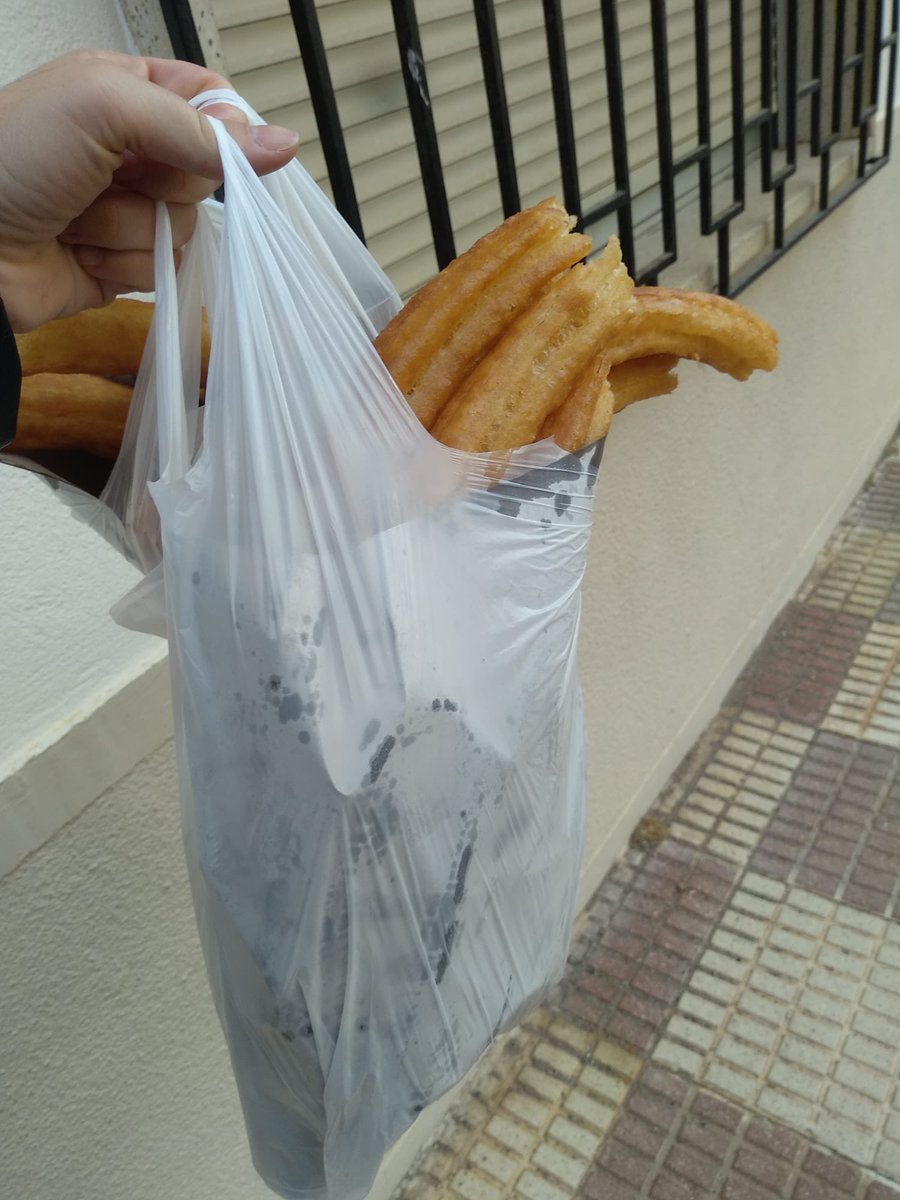 ATronchalomos's tweet photo. Una de las #ATronchalomos lleva mejor cumplir años que la otra y estamos de suerte: es la primera la que celebra su cumpleaños.¡Desead muchas felicidades a @spidercla, #ATronchalomers! Por muchos años+ ayudándonos a reflexionar sobre lo importante: las sectas, las drogas y RuPaul https://t.co/jw23trruod