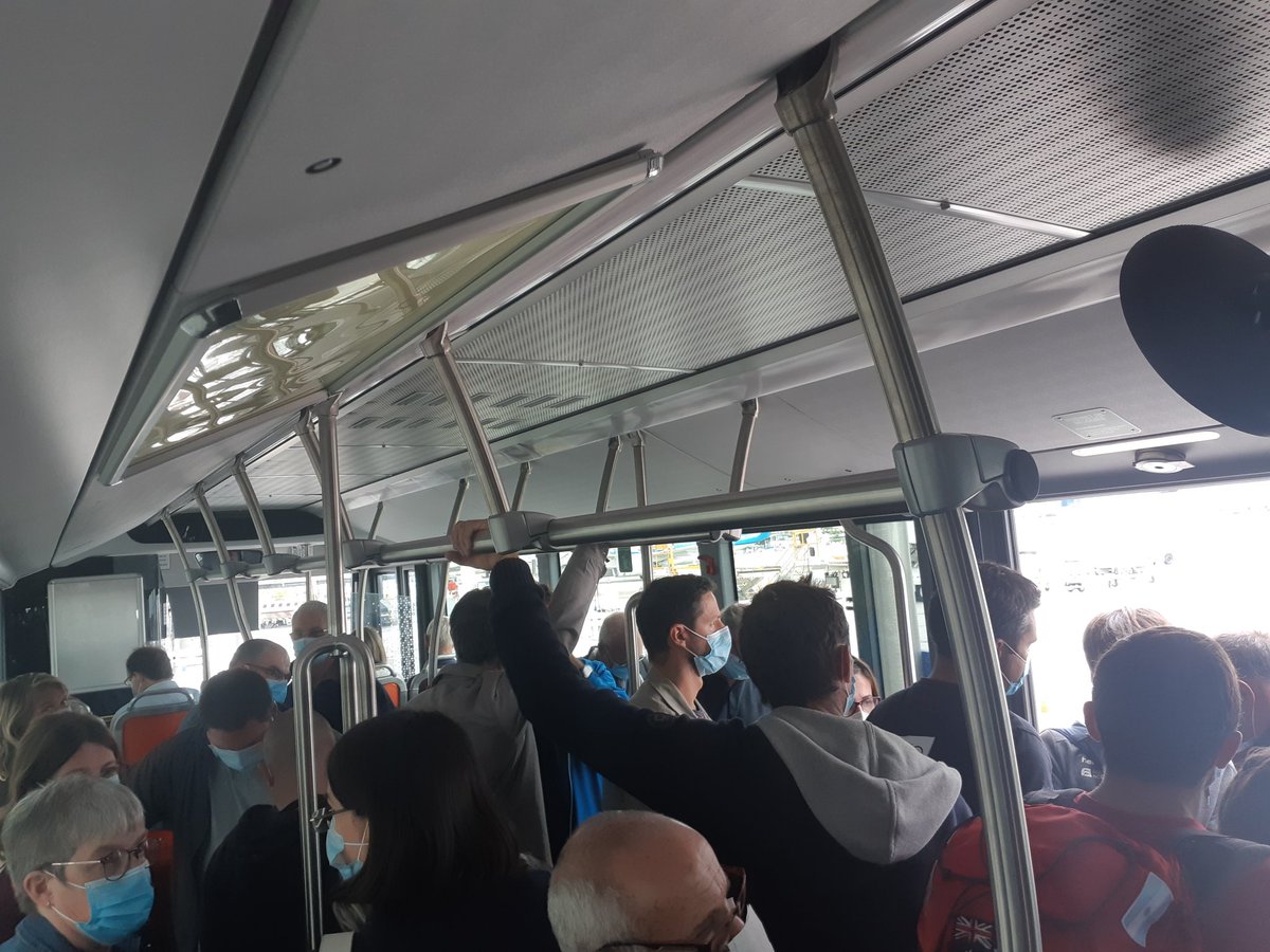Dans la navette de l'<a href="/AeroportNice/">Aéroport de Nice</a> qui nous conduit à l'avion, il nous est demandé de respecter un mètre entre chaque passager.
Mais un seul bus est disponible pour une centaine de personnes. Résultat, des gens entassés, les uns sur les autres ! #COVID19 #gestesbarrières