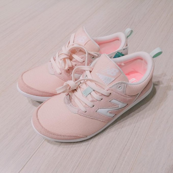 大人になってから二足目のスニーカーなのではってくらいスニーカーを買ったことなかった…ピンクですごく可愛い😊ウォーキングの習慣がつきますように 