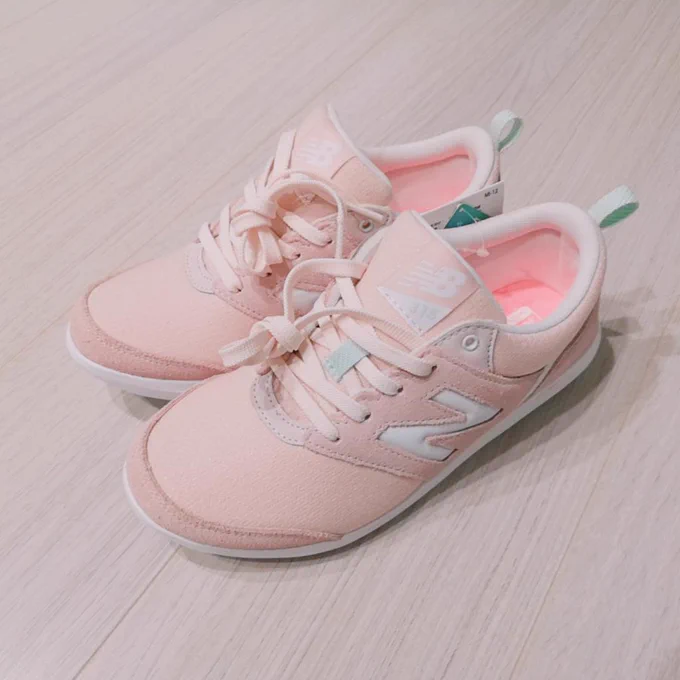 大人になってから二足目のスニーカーなのではってくらいスニーカーを買ったことなかった…ピンクですごく可愛い😊ウォーキングの習慣がつきますように 