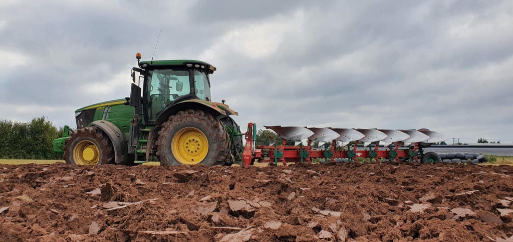 Lovely spot of ploughing 👌🏻 
#johndeere #tractor #7230R #plough  #ploughing #kverneland #7furrow #countryliving #fields #straightline #farmerjack4k #sundayfunday #sundayvibes #busy #SundayMorning
#Video

<a href="/KvernelandGroup/">Kverneland Group</a>

👇👇👇👇Video 👇👇👇👇
instagram.com/p/CF6pUyGn2qO/…