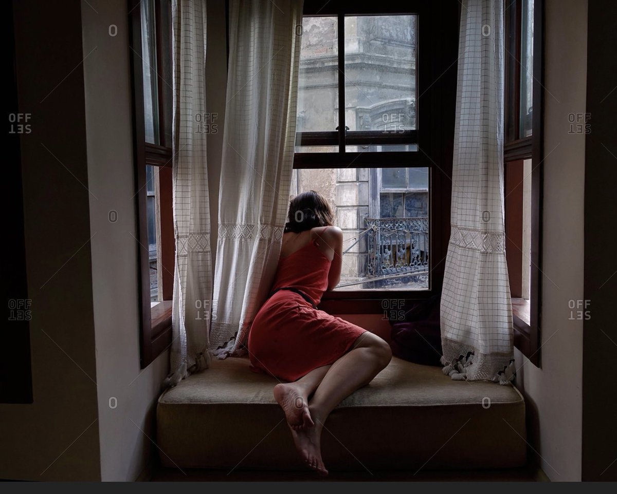 Девушка у окна вид снаружи. Наблюдатель фото прикол. Дети подглядывают друг за другом. Дали женщина у окна. Дети поглядывают в окна театра.