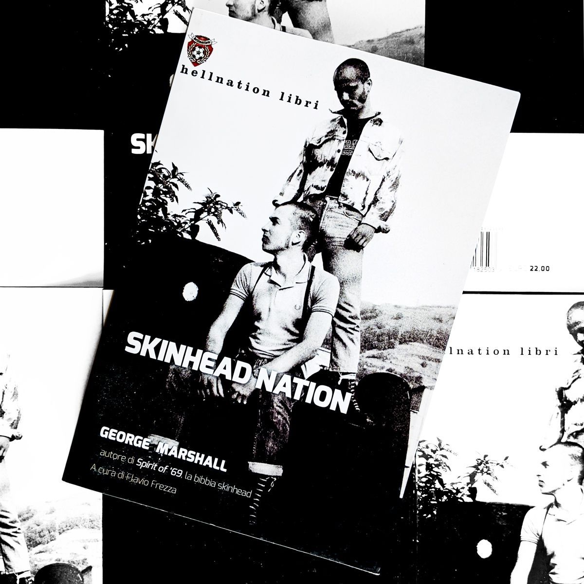 «Skinhead Nation è dedicato a chiunque abbia avuto le palle di rasarsi la testa, allacciare un paio di scarponi ben lucidati e camminare per strada con il cuore pieno di orgoglio». 💣 Contattaci per ordinare la tua copia!
