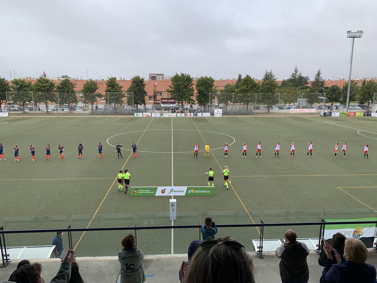 Presenciando el primer partido del <a href="/SantaBadajoz/">Santa Teresa C.D.</a> frente al <a href="/SevillaFC_Fem/">Sevilla FC Femenino</a>