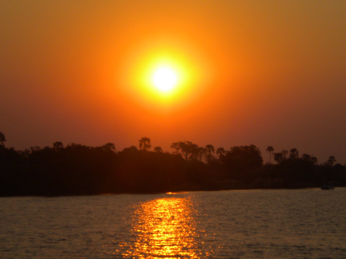 @HowWeTravelUK @always5star @RoarLoudTravel @_sundaysunsets_ @TravelAtWill @beckyexploring @VIPWales1 @whereangiewand1 @Best_of_Tara @LiveaMemory @KristyLKnapp @bloggers_wales @WelshHub @thehollapinos @LoveNorthYorks1 #Sundaysunsets on  the #zambeziriver @always5star @RoarLoudTravel @_sundaysunsets_ @TravelAtWill @beckyexploring