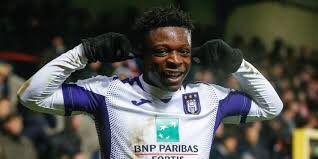 Après un petit passage dans deux équipes amateurs, il arrive au  #Beerschot où il étonne par sa précocité physique et technique. En 2012, il rejoint  #Anderlecht et se crée rapidement une réputation de « futur crack ». En avance sur ses coéquipiers, il est à chaque fois surclassé.