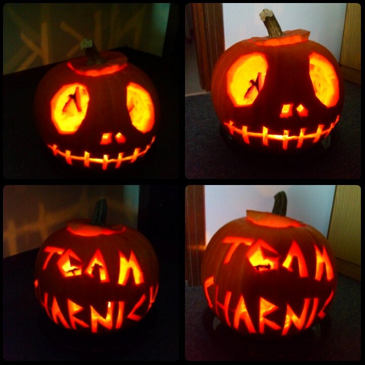 ClanCarter's tweet photo. In honor of the Pumpkin contest on NickNet,here's a #Throwback to the time i carved my very first Pumpkin ever for #TeamSharnick 
The things i do for @nickcarter always give me so much joy. 😍🤗🙃❤
Get ready for my contest Pumpkin, Carter! I'm always up for a challenge!hehehe https://t.co/Xc3BOW64cE