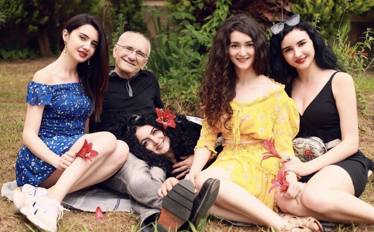 feyzaden's tweet photo. İşte benim gülümseme sebeplerim🥰 Canım ailem varken bana her gün gülümseme günü🥰❤️🧿#DünyaGülümsemeGünü https://t.co/85obRc2BEA