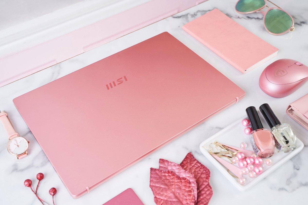 اجعلى اسلوبك حياتك باللون الوردي 
من خلال ذوقك الرفيع والمبتكر  يجلب لكي جهاز Prestige 14  باللون الوردي احساس بالتناغم بين حياتك العملية وحياتك الشخصية 
msi.gm/Prestige14EvoP…"