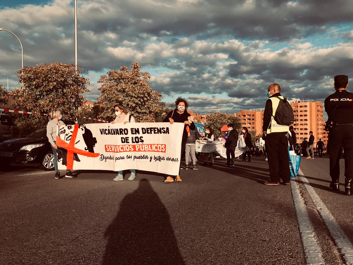 Ayer Vicálvaro, distrito obrero de Madrid, bailó al son de la lucha por la Sanidad Pública. Cientos de pies cantando en defensa de los servicios públicos, hoy en el paredón de las políticas del despojo neoliberal. De nuevo gracias a Laura Londoño por el cubrimiento <a href="/CAS_Estatal_/">CAS Estatal</a>