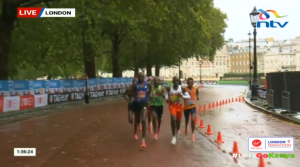 30km: The GOAT drops his cap and now it looks like it's safe to say, it's that time for real business. 

#LondonMarathon #LetsGoKenya bit.ly/2HV40l7