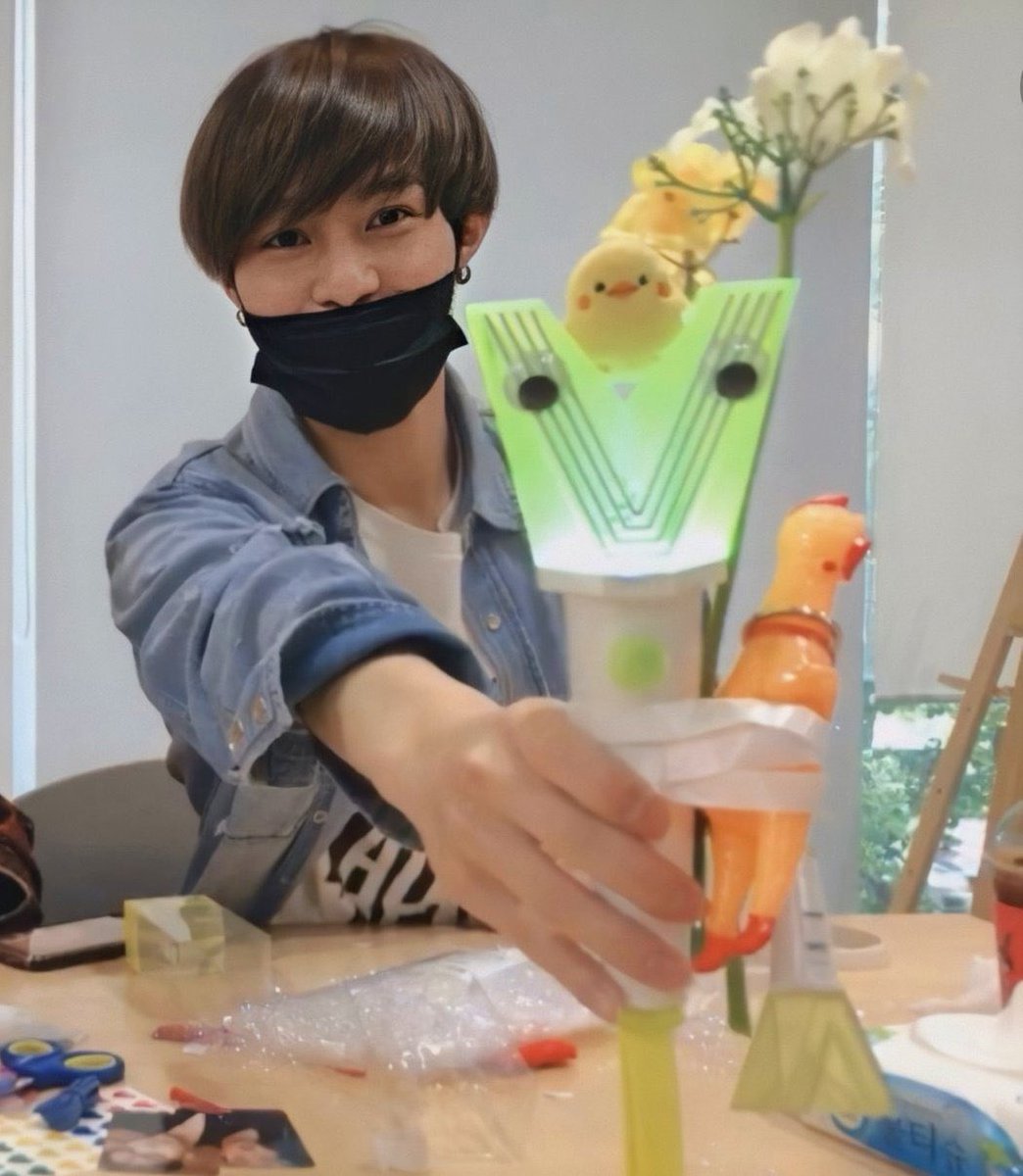 two: yangyang as snorkmaiden.p.s even though it's not exact snorkmaiden is usually associated with flowers so i chose the picture of him making a leekbong bouquet! 