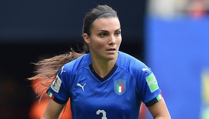 Real Madrid mencoba mendatangkan pemain bintang lagi di 2020 dengan mendekati dua bek Italia, Elena Linari dan Alia Guagni. Namun keduanya menolak. Real Madrid pada akhirnya kembali titik awal dan mengontrak talenta muda seperti Maite Oroz (22) dan Teresa Abelleira (20).   #IMC