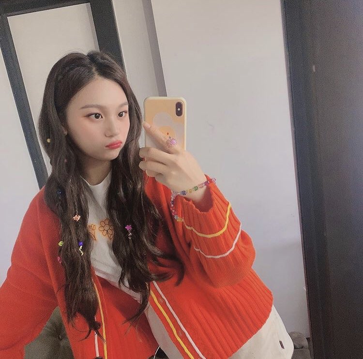 movedumji's tweet photo. ☀️ toc toc! sono qui per l'annuncio:
❝ cercasi maknae delle gfriend disposta a farsi bullizzare dalle compagne, possibilmente con un curriculum impeccabile da lavapiatti e cuoca provetta nel tempo libero, che ami gli abbracci e fare da consulente alle sue eonnis. ❞ ☀️ https://t.co/lKTvLntJiJ