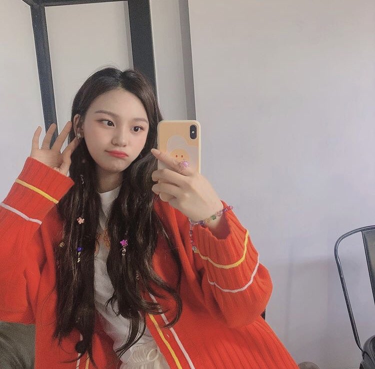 movedumji's tweet photo. ☀️ toc toc! sono qui per l'annuncio:
❝ cercasi maknae delle gfriend disposta a farsi bullizzare dalle compagne, possibilmente con un curriculum impeccabile da lavapiatti e cuoca provetta nel tempo libero, che ami gli abbracci e fare da consulente alle sue eonnis. ❞ ☀️ https://t.co/lKTvLntJiJ