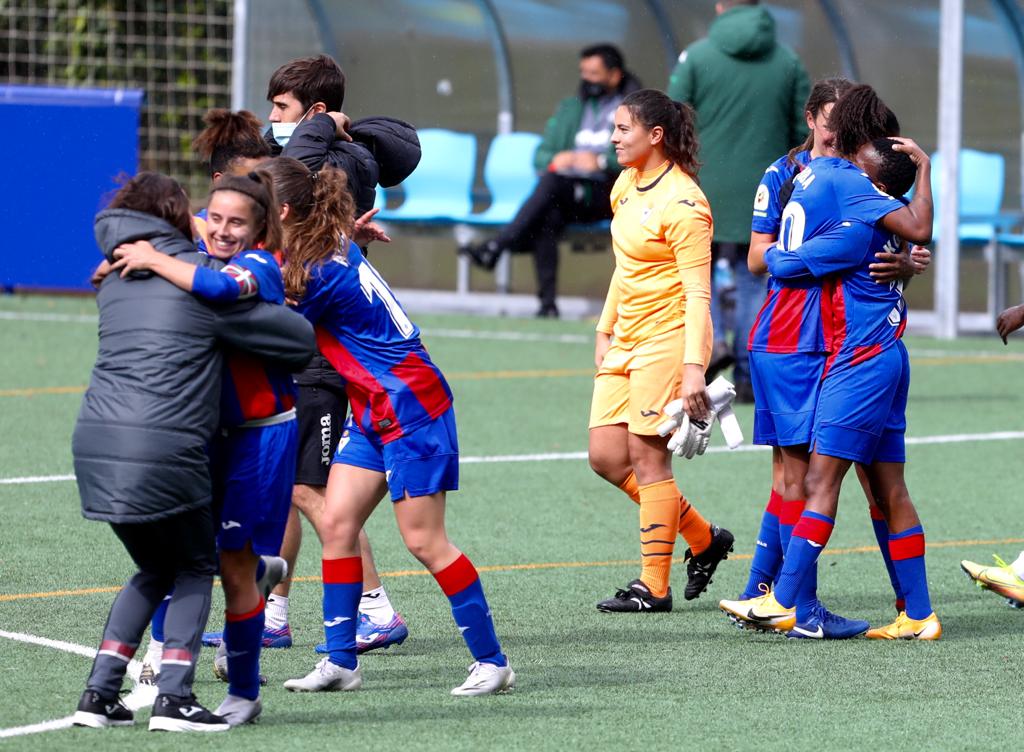 SDEibar's tweet photo. 😃 POZA! Aupa neskak! 

#EibarRealBetis #Eibarfem https://t.co/xUYUu2lUdn