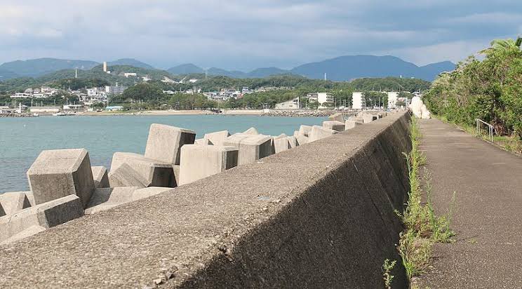 Audiot909 こんな感じの海沿いの堤防の上を歩いてたら一緒にいたオタクから それair意識してんの って煽られたの良かったです T Co Hoyszmfslt Twitter