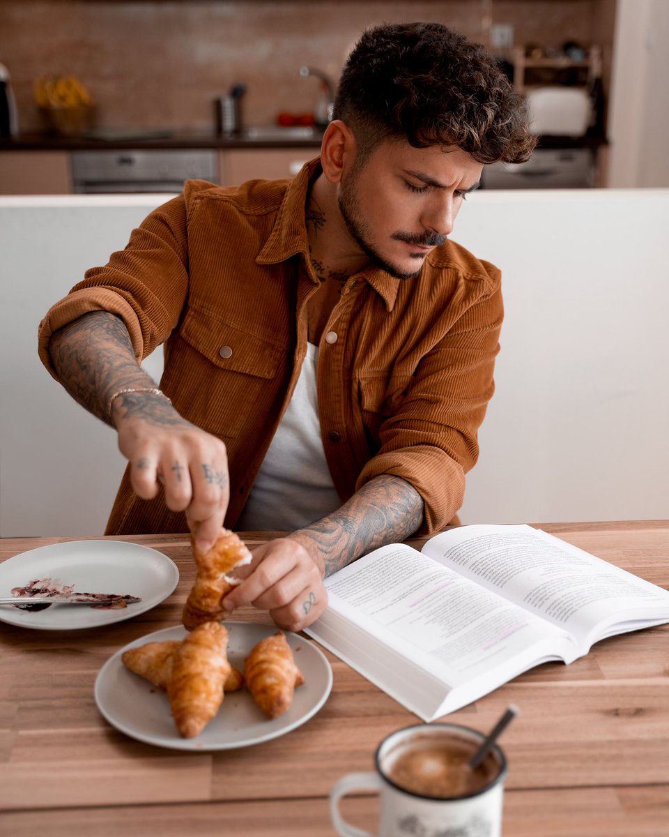 STAN_Official's tweet image. Κάνε την κάθε μέρα σου να μοιάζει Κυριακή.. Καλημέρα φιλαράκια μου ☕️🥐📖
#stanantipariotis #sunday #breakfast