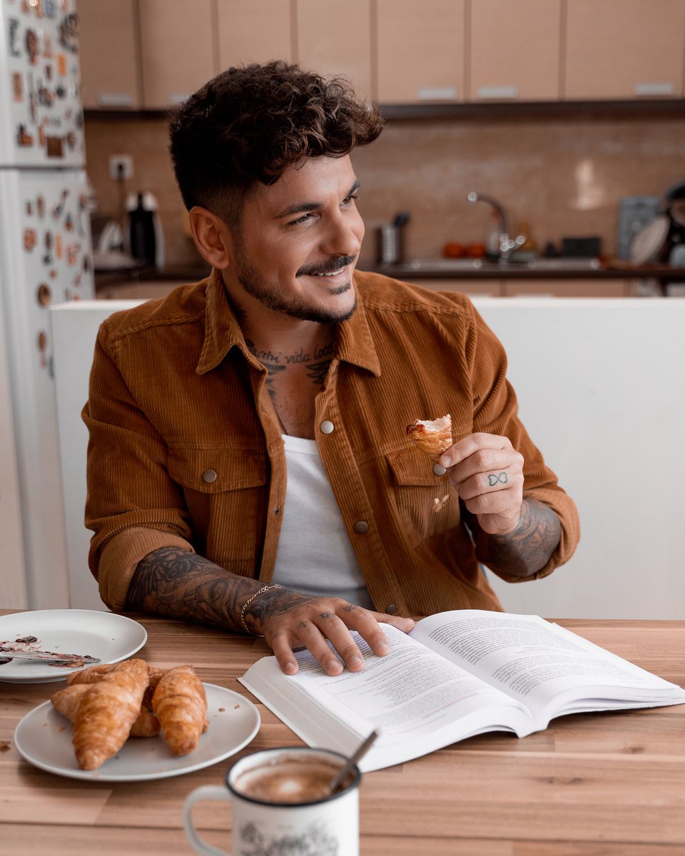 STAN_Official's tweet image. Κάνε την κάθε μέρα σου να μοιάζει Κυριακή.. Καλημέρα φιλαράκια μου ☕️🥐📖
#stanantipariotis #sunday #breakfast