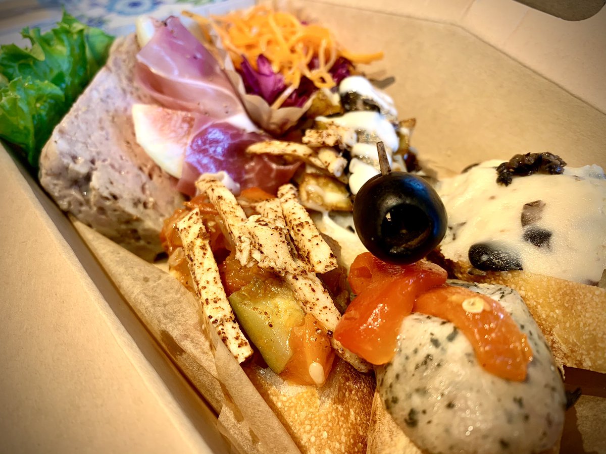 madonasi's tweet photo. 久しぶりにGullmanテイクアウト。定番のナポリタンにホタテのしょうゆベースにトマトポロネーゼとパスタの太さ使い分けにもこだわり感じる。ピンチョス盛り合わせはハッピーになるのでいいよね。ごっそさんだす
.
#マドナシメシ
#三条会商店街
#gullman
#spaghetti
#いつ食っても美味い店は正義 https://t.co/WOibYx5GL5
