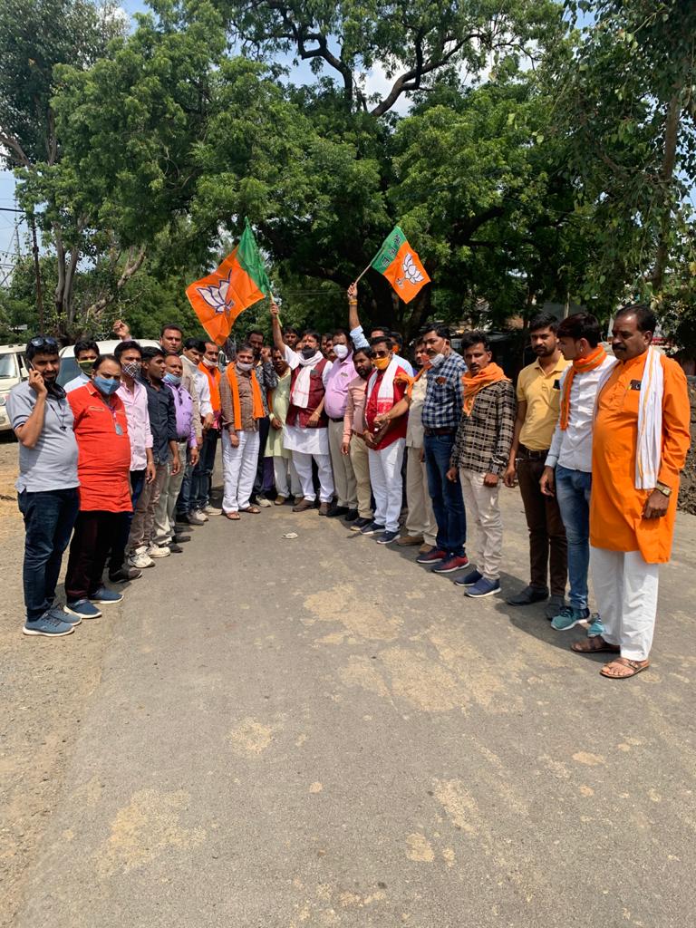 RajendraVermaMP's tweet image. ।।आज हाटपीपल्या विधानसभा क्षेत्र में भाजपा प्रत्याशी श्री मनोज चौधरी जी के समर्थन में जनसंपर्क किया।। @ManojChoudhry_ @rajeevkdewas @bjpsuresharya @BJP4Dewas @ChouhanShivraj @vdsharmabjp @SuhasBhagatBJP @NandKumarSinghC @jhaprabhatbjp @MahendraForBJP