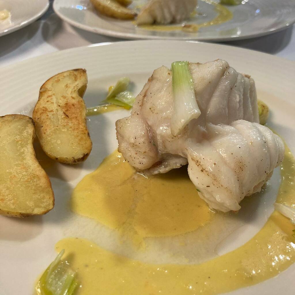 El nostre rap amb alls tendres, part del nostre menú per a la @mostradecuinamenorquina 🍴 Moltes gràcies a tots per haver vingut, amb això es dóna per acabat aquest esdeveniment gastronòmic i també us anunciam que tanquem el restaurant fins al proper avís, ¡Estigueu atents! 👏…