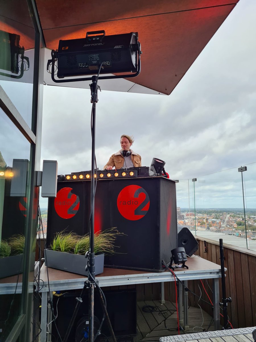 WeekendvdKlant's tweet image. We sluiten het Weekend van de Klant af met @vrtradio2 en niemand minder dan Regi bovenop @RadissonBlu in gaststad @stadhasselt! 🥳🤩🙌
#weekendvandeklant