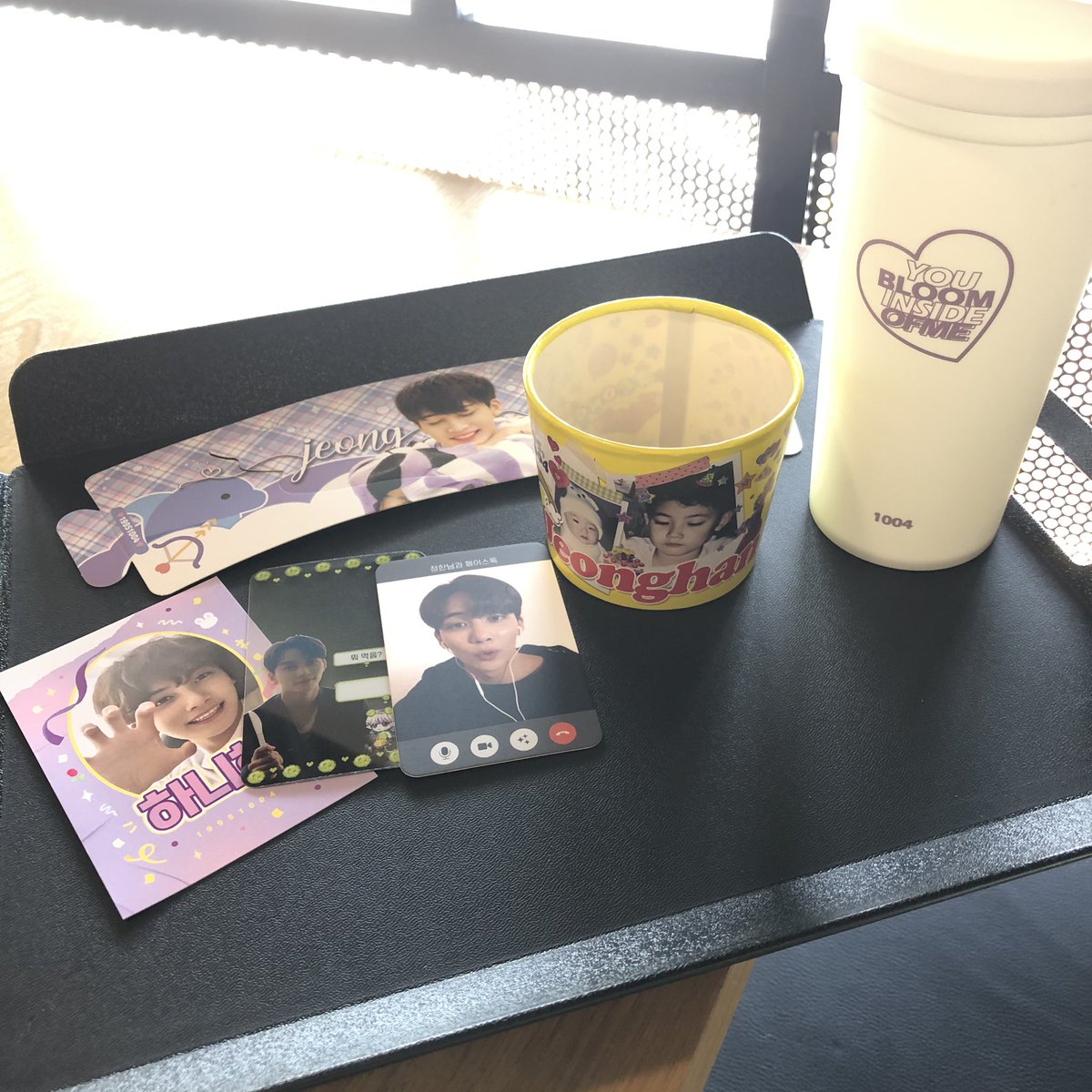 Joshua_jisoo's tweet photo. #JJONGPARTY #쫑쫑이의생일파티
선착특전 리유저블컵 너무 예쁘잖아요ㅠㅜ날개 하니 컵홀더도 너무 예뻐요..좋은 이벤트 준비해주셔서 감사합니다🌼 하니컵 주구장창 쓸거에요💖💙 https://t.co/VGiqEPn5y1