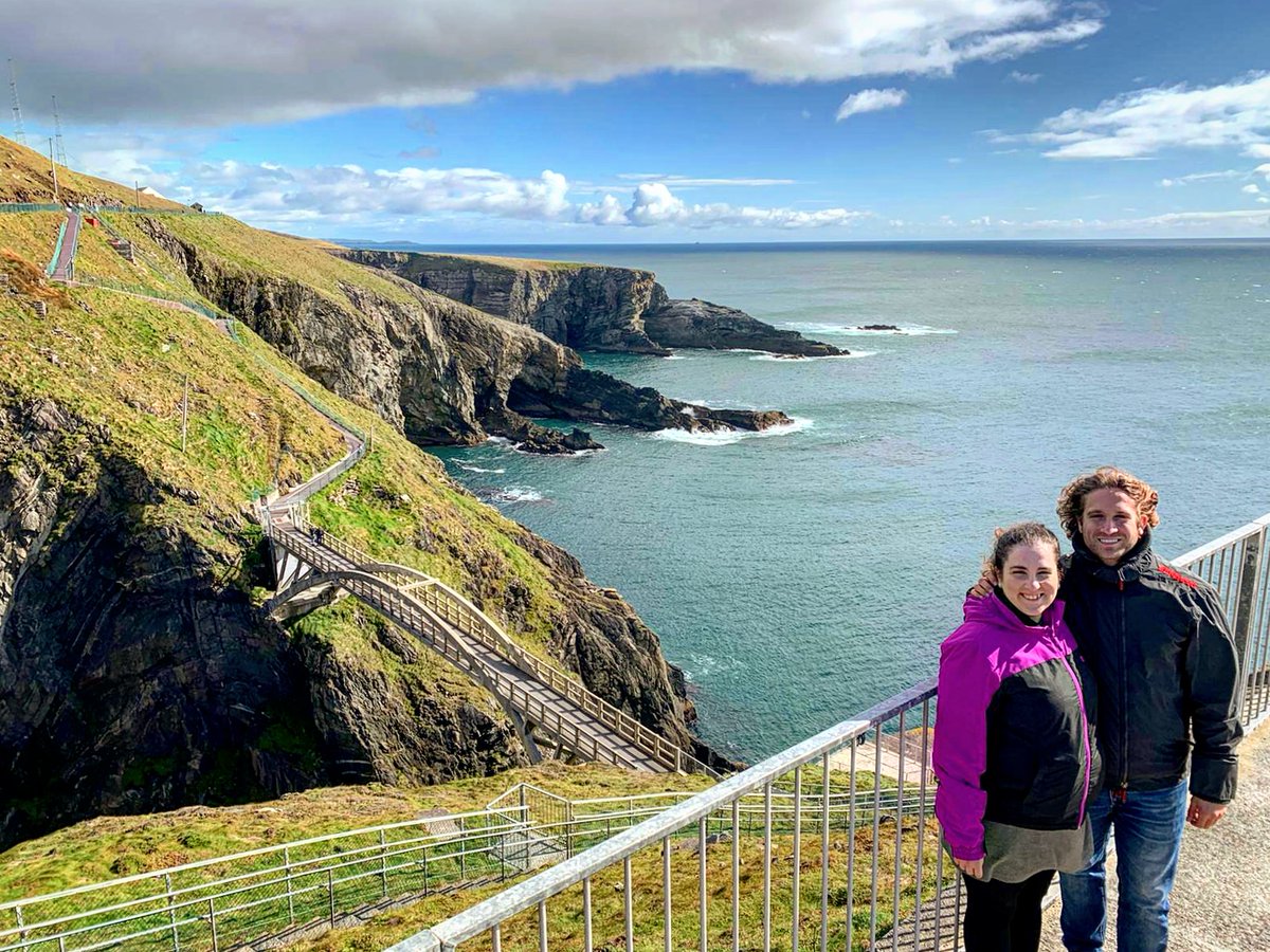 Oka_mlg's tweet photo. Mizen Head 🏞️ #mizenhead #bridge #cliffs #westcork #countycork #ireland #irlanda #weekend https://t.co/7cJWxBDEFs
