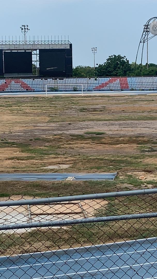 martringut's tweet photo. Así  se encuentra el gran #Estadio #Olímpico José Encarnación “#PachenchoRomero”, #deteriorado y pensar que la final de la Copa América 2007 se jugó allí, porque era uno de los mejores del país.

Fotos: @pirulo9
Para más detalles visita: https://t.co/rSBZOG4zMa
#Justicia #Régimen https://t.co/Kg1mLSWvQN