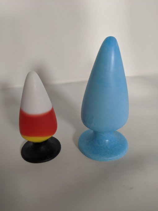 Just playing around with colors and pouring methods. https://t.co/A0jpha3mD6