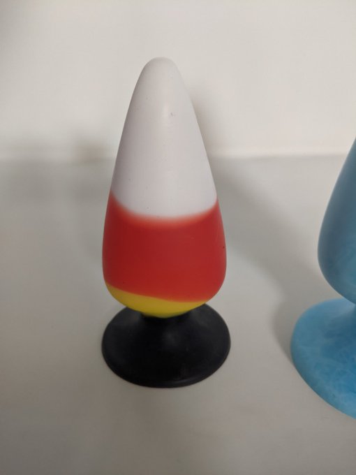 Just playing around with colors and pouring methods. https://t.co/A0jpha3mD6